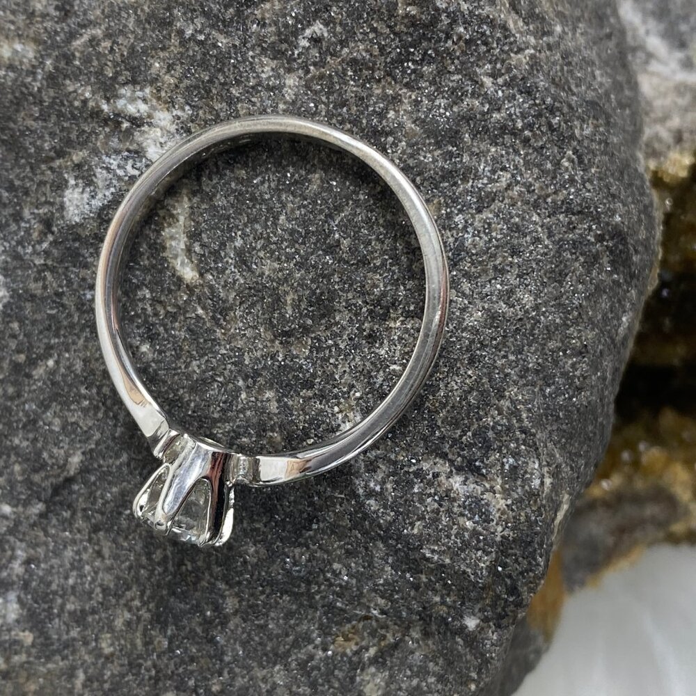 Vintage Signed AJ II Silver Tone Clear Gemstone Bypass Solitaire Ring Size 9.5 - Picture 5 of 7